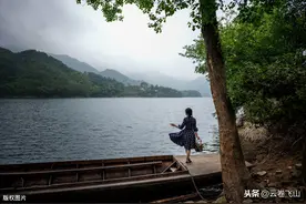 云卷飞山邀对，上联：曲水流波，似诉千年故事；下联？图片