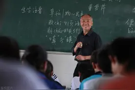 乡村离退休民办教师老有所养，以前不白教！图片