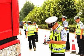 网络问政·回音壁｜路边大车“横停”企图躲抓拍，贵阳交警：罚图片
