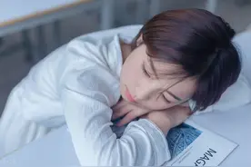 为何睡觉时经常会不自主的流口水？医生：一般与4因素有关图片