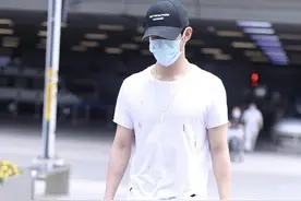 175cm李治廷“五五身”造型，紧身牛仔裤+白T，换其他人驾驭不了图片