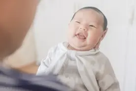 宝宝第一次微笑，是健康发育的标志，这个月龄前能逗笑的娃更聪明图片