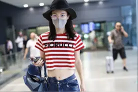 金晨舞蹈真没白练，穿T恤配“开口”牛仔裤，这腰围细得过分了图片