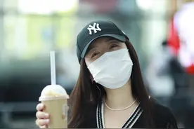 49岁杨钰莹现身广州，肤白貌美风韵犹存，举止婀娜多姿温婉优雅图片