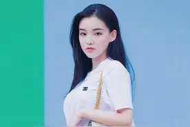 三里屯偶遇穿牛仔裤的小美女，酷似超模奚梦瑶有没有？图片