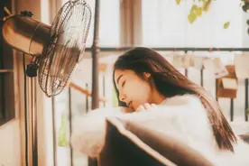 我触摸不到你的温柔，却换来你的是痛心的眼眸图片