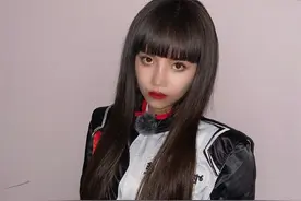 安崎赛车服造型帅气有型，搭配红唇妆容精致，气场范儿十足图片