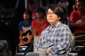 音乐人袁惟仁中风2年，长发灰白靠轮椅出行，18岁儿卖衣求生计图片