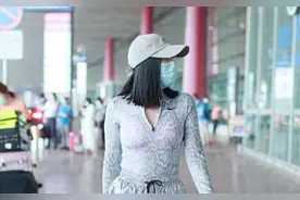 钟丽缇穿“蟒纹衣”好时尚，紧身衣配阔腿裤，腰间“肉褶”好真实图片
