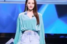 最近火了一种穿法，叫“上身去上班，下身去蹦迪”，热巴都上头了图片