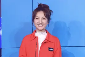 吴昕减肥大成功，穿"鸳鸯裤"看不出一丝赘肉，配个丸子头可太减龄图片