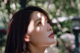 李沁 X《LOHAS乐活》森系胶片大片，甜美微笑让人瞬间融化。 ​图片