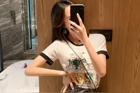 一组休闲套装搭配推荐，夏季清爽。T恤搭配半身裙子，带点小性感图片