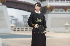 原创唐制圆领袍伽蓝殿，双面绣花精致典雅，男女同款潇洒帅气图片