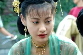 42岁杨雪罕见出镜，西装白裙越老越美，“江玉燕”气质依旧动人图片