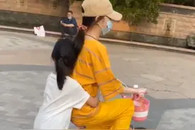 李小璐骑车带女儿玩耍，变身小矮人，网友：为了女儿，委屈她了图片