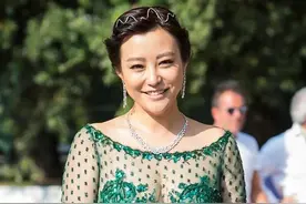 郝蕾身材了不得，一袭深绿色薄纱裙真优雅，穿出3D曲线感更不一般图片