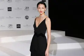 她是亚洲超模，拥有傲人的身材曲线，私服穿搭更是简单还高级图片