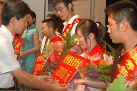 福建高考文科状元，获高考历史最高奖学金，奖学金堆起来比人高图片