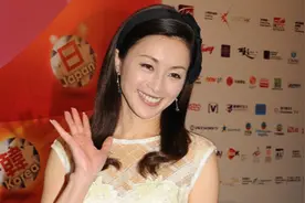 快到50岁的酒井法子，穿黄色薄纱连衣裙亮相，简直是最佳中年模特图片