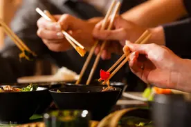 男子吃饭频咬舌头，不是“欠肉吃”，竟是中风先兆图片