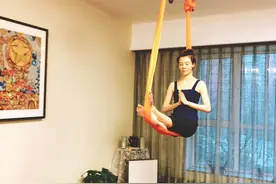 即使宅在家中，车晓也没有停止锻炼，你看这空中瑜伽锻炼的多自如图片