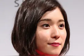 松冈茉优 红色连衣裙 短发真好看了图片