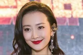 王鸥带火了白色蕾丝连体裤，腰部镂空设计很撩人，但平时真不方便图片