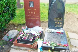 美国李小龙墓地：叶问预言李小龙短命，父子两人葬一起，令人唏嘘图片