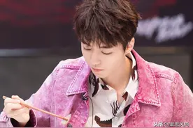 《我们的乐队》王俊凯粉紫色牛仔衣搭配小龙虾衬衫，真是吃货一枚图片