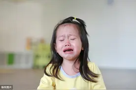 明智的父母：大宝二宝贝同时哭，先哄谁？哄好大宝，二宝才更好哄图片