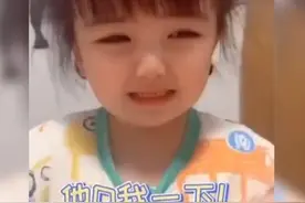 二胎妹妹吵得哥哥睡不着觉，反而向妈妈告状：妈，我哥打我图片