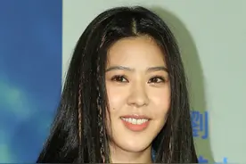 Erika边唱边演累瘫发抖图片