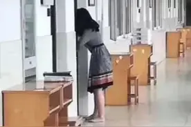 “赤脚”妈妈走红，细微之举揭露真谛：父母的修养藏着孩子的未来图片