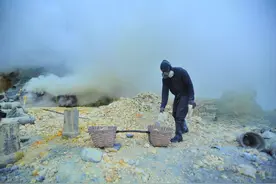 “人间炼狱”里的搬运工，印尼卡瓦伊真火山硫磺矿工纪实图片