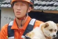 小狗因大雨被困瓦房一脸委屈 消防员暖心将它抱出图片