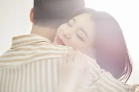 想知道一个男人是否爱你？无需反复试探，聪明的女人看3点就懂了图片