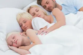 睡眠安全比质量更重要！婴儿盖被不能过大过沉图片