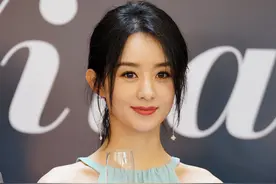 赵丽颖亮相上海，身穿吊带裙大秀水蛇腰，举止娉婷婀娜千娇百媚图片