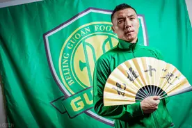 北京国安拍摄创意写真，胸有成“足”于大宝，快乐足球巴坎布图片