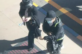 44岁李湘瘦身成功！手拎贵妇包现身，老公王岳伦跟在身后像小弟图片