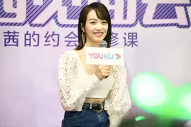 宋茜也是“尤物身材”，露脐上衣霸气迷人，“大领口”全靠话筒挡图片