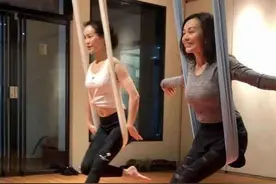 49岁王琳晒瑜伽照，素颜出镜面色红润，大秀好身材图片