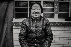 故事：80岁老太一生未婚，死后来个帅小伙跪在她墓前哭着喊妈图片