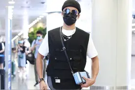 韩东君白色T恤+黑色工装马甲+休闲裤+手袋潮范十足图片