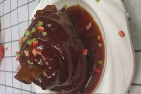 厨师教你做正宗的红烧肘子，酥软脱骨好吃不油腻，年夜饭压轴大菜图片