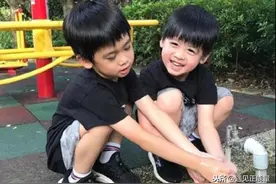 林志颖带双胞胎儿子游乐园，2个儿子活泼好动，幸福笑容堆满脸图片