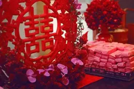 婚宴敬酒，伴郎竟把手伸进新郎口袋，连偷9个红包！图片