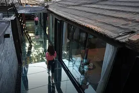 北京姑娘继承胡同老房，地板铺镜子、浴厕全透明，一个人住太爽图片