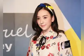 “天王嫂”方媛还是少女脸，穿印花衬衫配直筒裤，穿搭造型好洋气图片